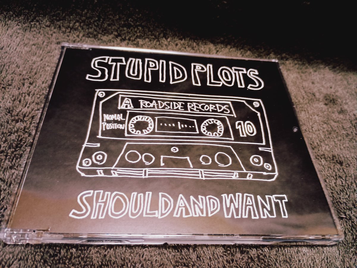 STUPID PLOTSの新作SHOULD AND WANTめちゃいい!相変わらず弦楽器ザックザクで90's Chicago pop punk大大好き世代やから完璧や!これに引っ張られてtricky dickとfifteen引っ張り出して久々に聴いた!インナーの写真もニヤついちゃうし仕掛け?小ネタも凄い!🄭フィジカルで良かった!MATSURI2025で観れる!?!