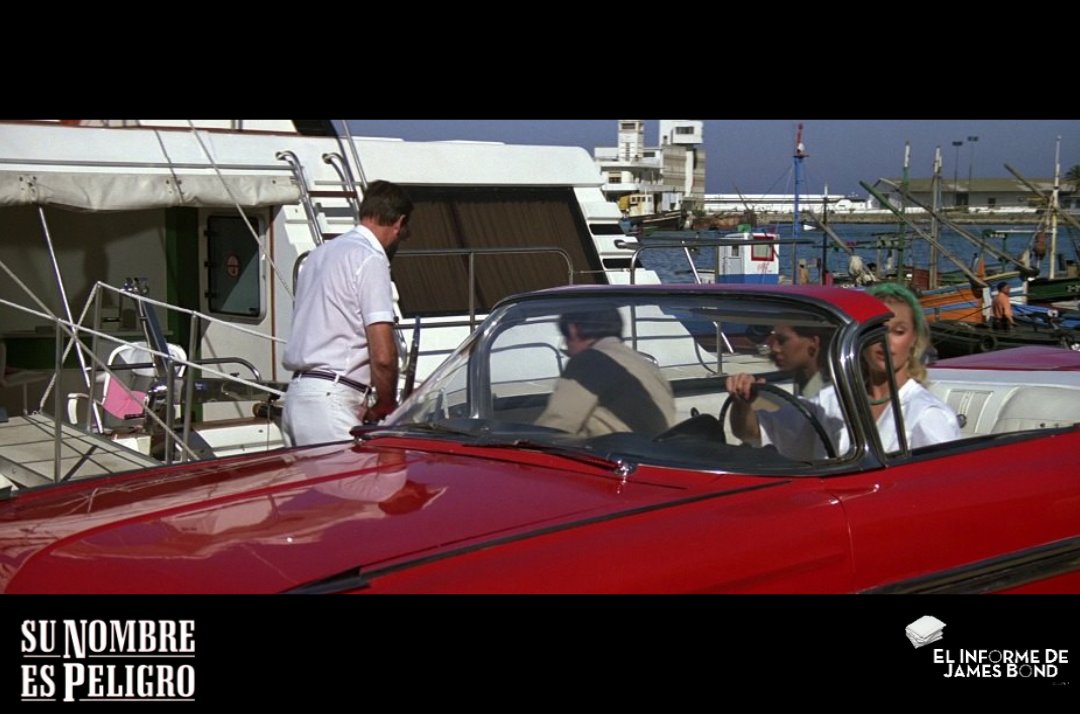 VIAJANDO COMO PASAJERO 🚖  En la película "007: Su Nombre Es Peligro/Alta Tensión" de 1987, en plena huida por Marruecos, 007 se cruza con dos misteriosas mujeres al volante de un Chevrolet Impala Sport Coupe rojo de 1959. #JamesBond  #TimothyDalton #Thelivingdaylights #Agente007