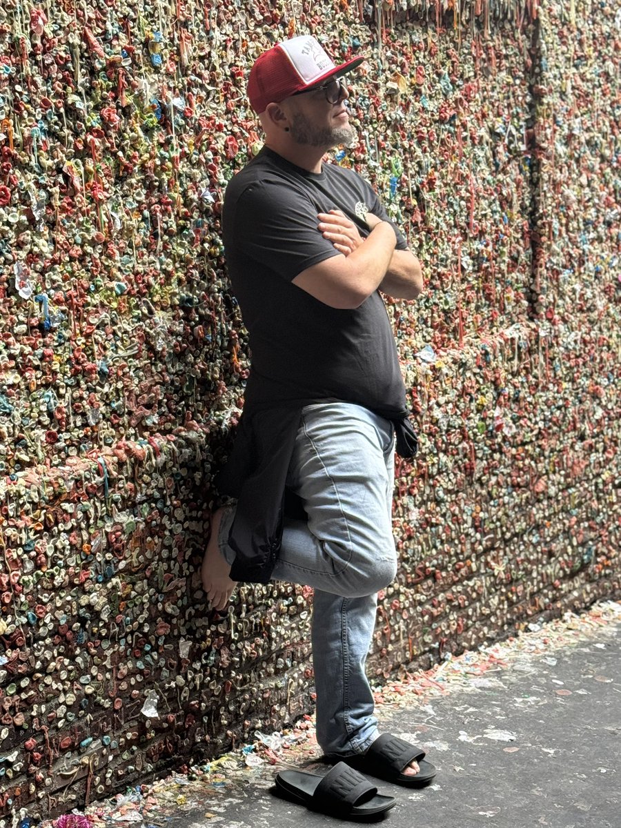 PAPiLATTE's tweet photo. Yup that just happened …… 🤮 #gumwall @StankBastard @TheSamerAli https://t.co/6iUFIoOP64