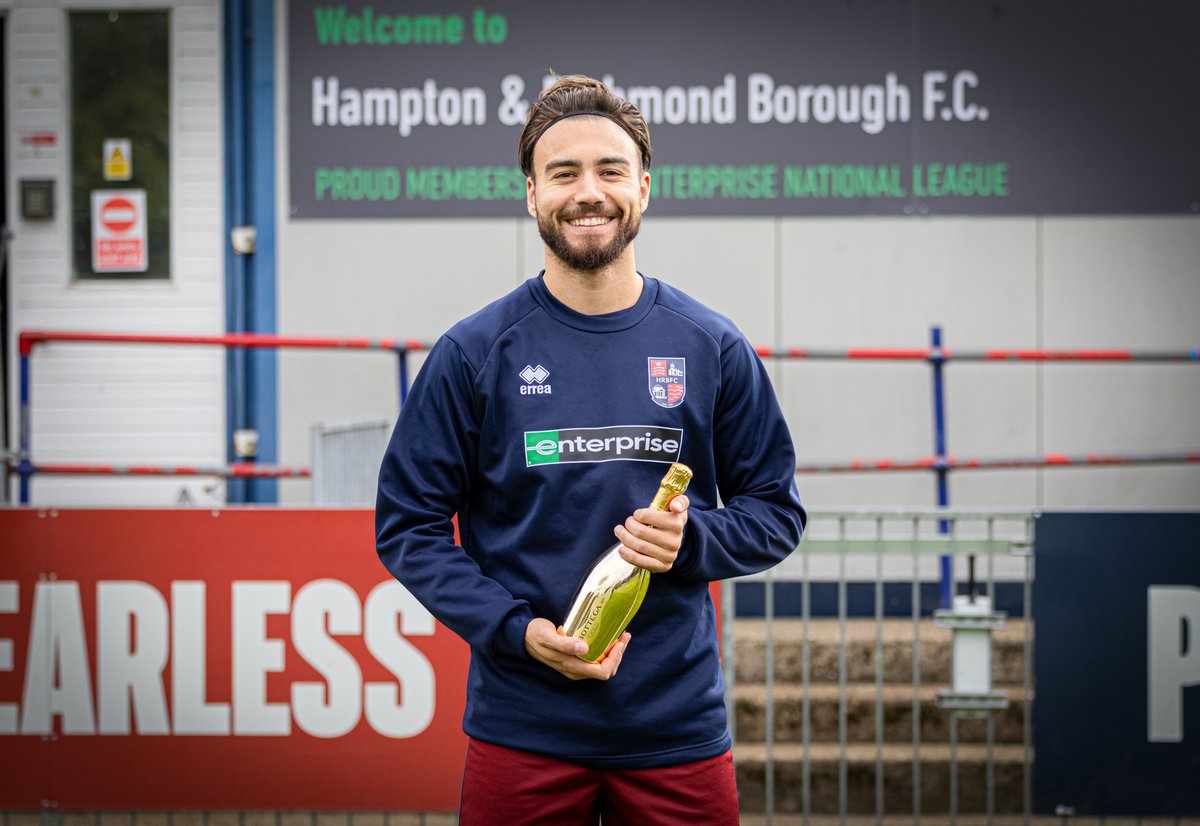 🎊Congratulations to <a href="/Dr7Rodari/">Davide Rodari ✞</a> who picked up his August Player of the Month award from one of our volunteers Ian Garrett before the match.