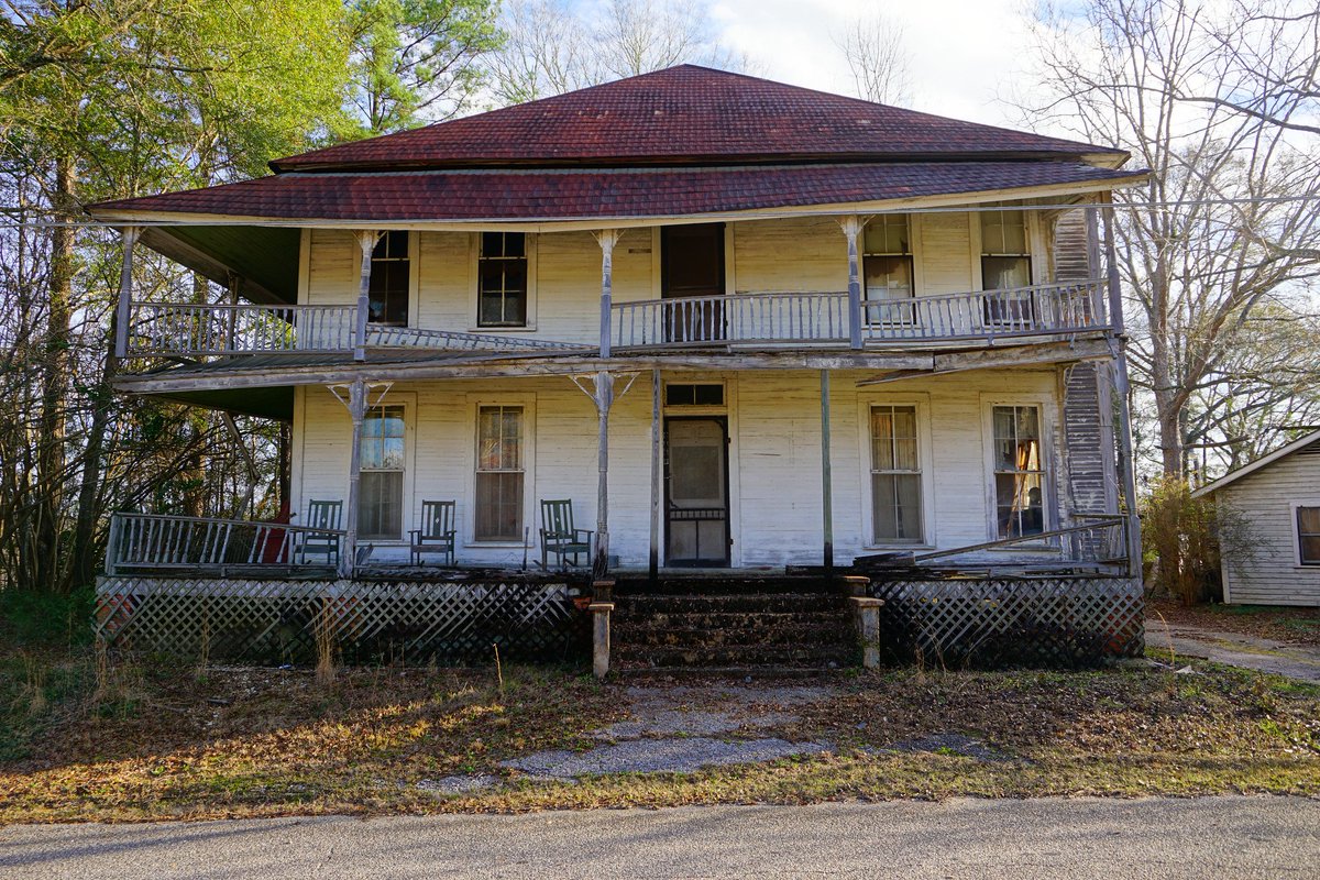 🚂This hotel was built in the 1890s to serve travelers on the Mobile &amp; Birmingham Railroad passing through Whatley, Alabama.

But when the passenger trains stopped coming through town in the 1970s, so did the guests, and the hotel has been empty ever since.