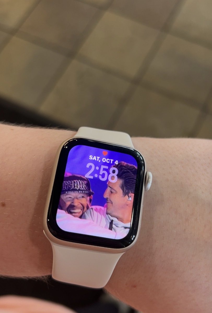 MollyKida08's tweet photo. You know it's a good day when #Donathan pops up on your Apple Watch 💛🧡✨🫶🤭 #JonGirl #DonathanGirl #DonnieWahlberg #JonathanKnight #BabyBlockHead (I forgot where I got the photo from.... my bad ) ( it rotates like 20 pics of the guys ) https://t.co/HnbnjowPxP