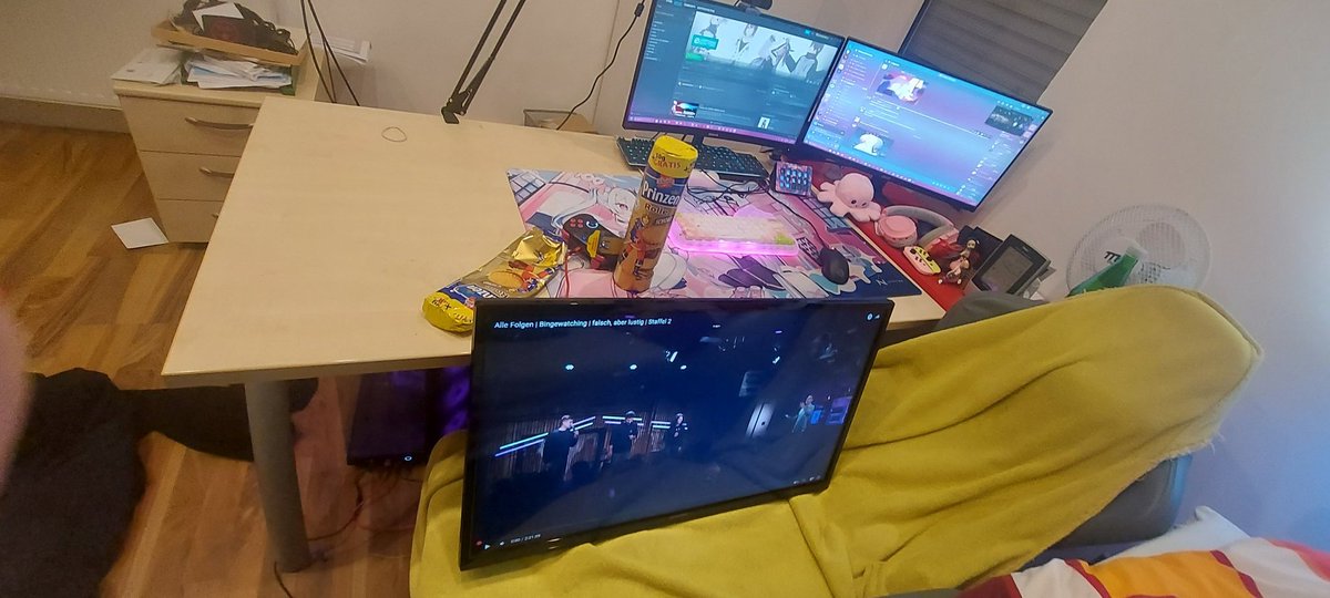 Wenn man den fuß für den neuen Monitor (aka Fernseher) noch nicht hat, aber diesen schon nutzen will um was im Bett zu schauen be like xD