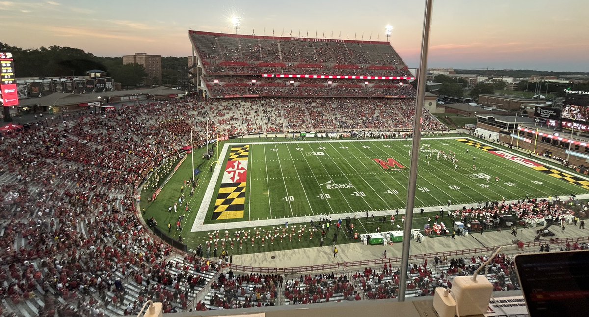 A side-by-side view of SECU Stadium at the end of the first quarter (when Maryland led 10-0) and toward the end of the fourth quarter (when Maryland led 20-17). 

Crowd felt pretty non-existent for most of the second half, even as Washington inched closer.