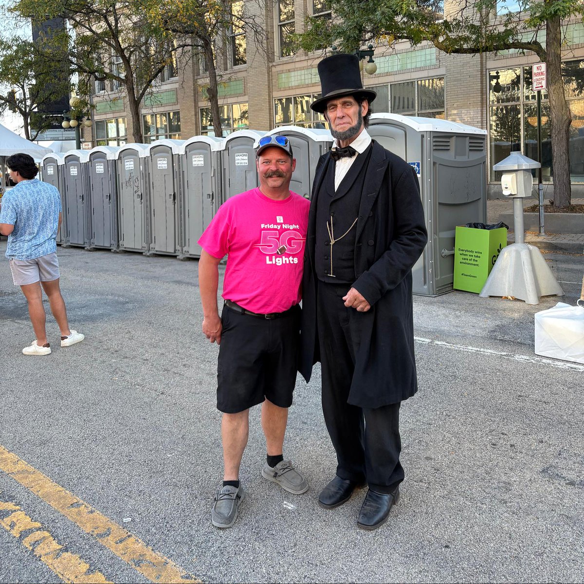 "Honestly"… why haven’t you voted yet?! 
Princeville HS is reppin’ @peoriacountyil at the Bicentennial Celebration w/ Abe Lincoln
Only IL school in @tmobile #FN5GL contest! Help us win a new stadium
👉 Vote: t-mobile.com/brand/friday-n…
#FN5GL #Contest @Tmobile @princevillecusd