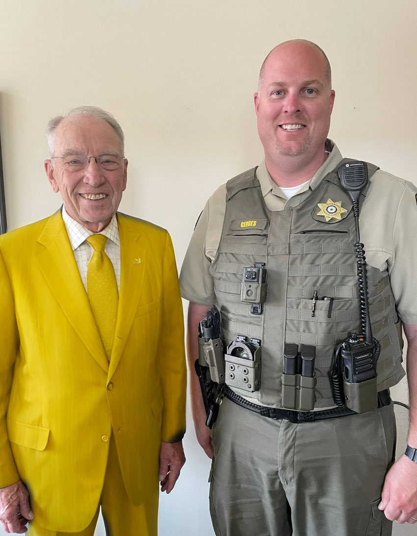 NewFreedomGuy's tweet photo. Last wk I met w Polk Co Sheriff George Bonefat abt backing the blue & my efforts 2 help reduce IA crimes etc
@PoliGovsim
#GlimmerWorks
#CamelWatch
#GlimmerWave https://t.co/pMyAwdKdNb