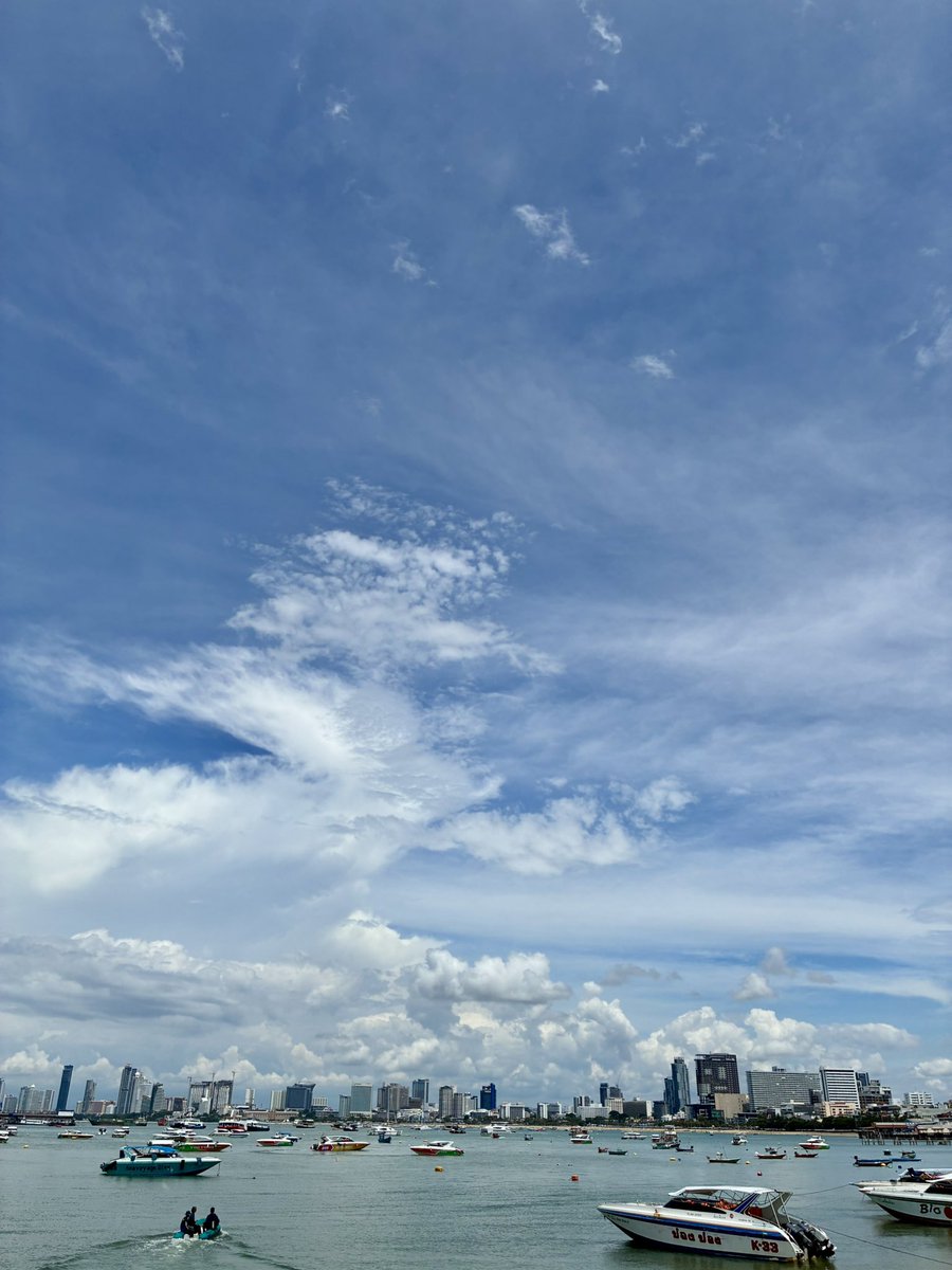 Jdiary1958006's tweet image. 20251005 おはようございます

自民党初の女性総裁誕生
かつて安倍元総理が執筆した『美しい国へ』
出版されて間もなく読みました
自信と誇りのもてる日本へ
その安倍元総理が推していた高市新総裁
党内や霞ヶ関に目を向けるのではなく日本国民に目を向けた政策の実行を期待しています

いざ美しい国へ