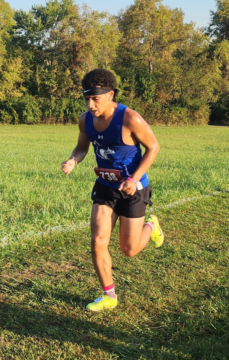 SfromMr's tweet image. RHS XC at Grain Valley didn't disappoint! 

4 V 🏅
1 JV 🏅
3rd place V boys

B was flying. The look on his face says it all, hardwork and determination! 

Proud to be a BLUEJAY! 💙🤍🩷
