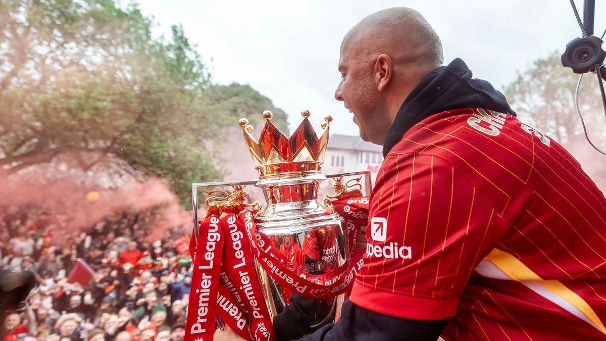 SMXLFC's tweet image. He brought us number 20 & his name is Arne Slot. Is he immune from criticism? No. But should we give him some time to get this new team sorted? Absolutely. You don't attend a champions parade to give up on the manager that made it possible months later. With Arne Slot I stand 💪