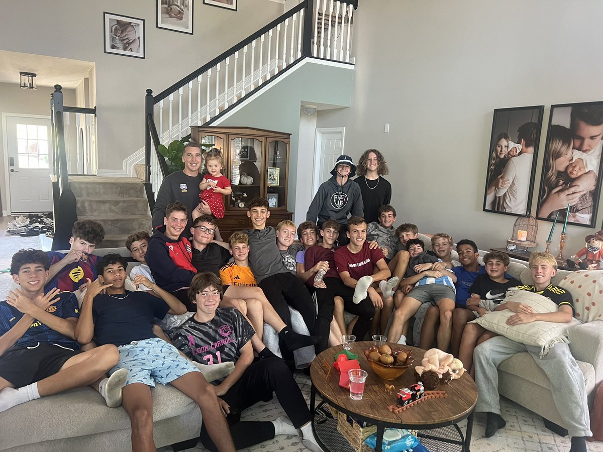 BulldogsBSOC's tweet photo. Premier League Morning today at Coach Robinson’s watching Manchester United vs Sunderland! https://t.co/MwSYQUZIqD