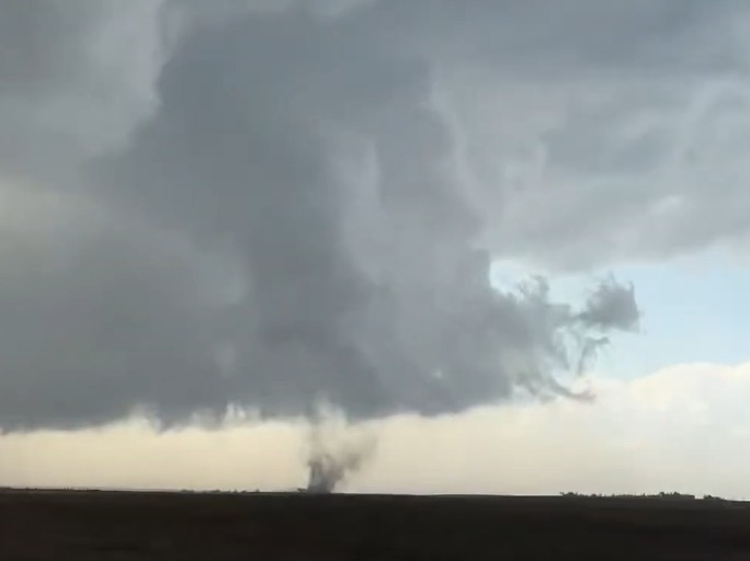MeteoFedex's tweet photo. #AHORA | #Tornado en Roberts (Lincoln), Buenos Aires. 

El pequeño embudo forma parte de una larga linea de tormentas que avanza por la región. Suelen ser de corta duración.

Se registran ráfagas +90 km/h en el centro de Buenos Aires. Se reportan daños en #Pehuajó y #Bolivar https://t.co/63TSd0AOpD