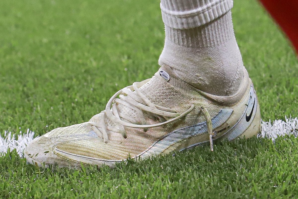 Alguien no se abrocha la bota para jugar … el detalle de <a href="/fedeevalverde/">Fede Valverde</a> esta noche #RealMadridVillarreal