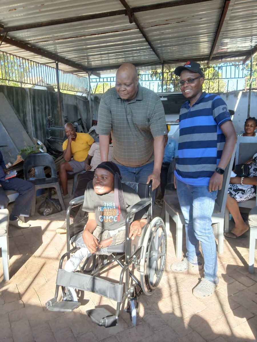 JobSikhala1's tweet image. In our small poor way, we managed to acquire &amp;amp; helped Artmore Mushavati, my former  prison inmate, at Chikurubi Maximum Security Prison with a brand new wheelchair to replace his 15 year old broken one. What seems small to others is golden to others. Love must conquer our…