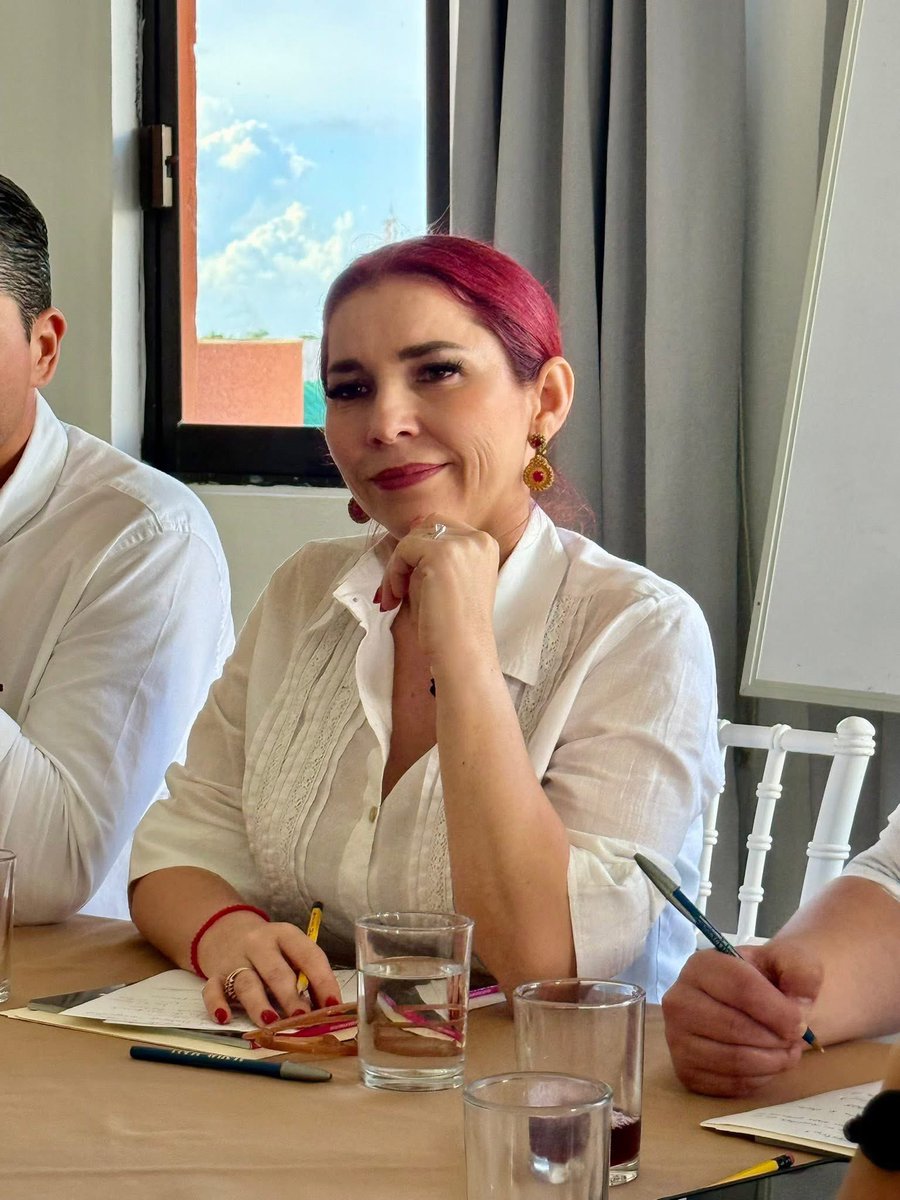 Continuamos fortaleciendo el trabajo por el turismo de Campeche.

La Mtra. Adda Solís Peniche, titular de la SECTUR, se reunió con agencias de viajes y representantes de Skål Campeche para impulsar estrategias que promuevan la historia, cultura y hospitalidad del estado.