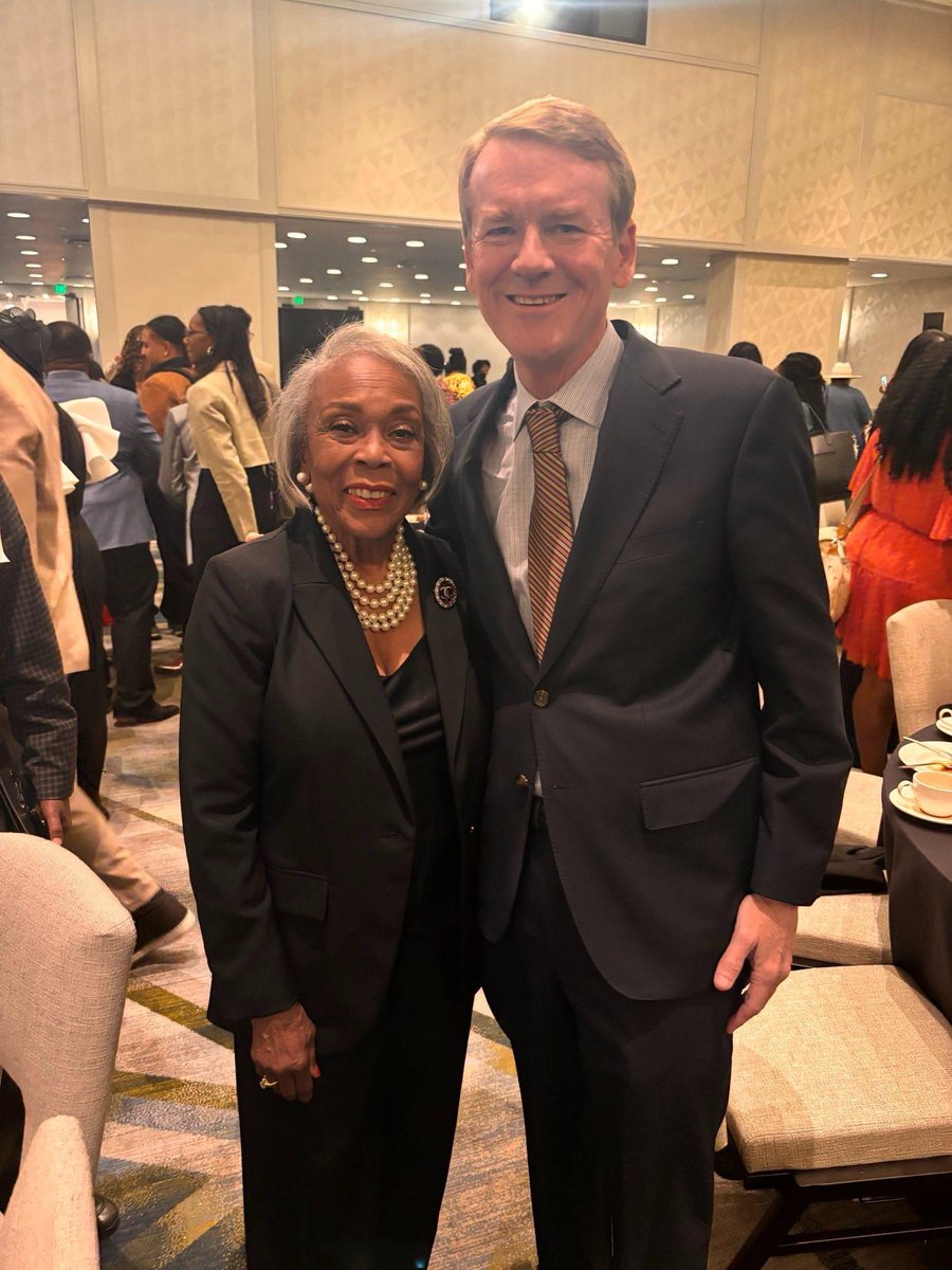 MichaelBennet's tweet image. Honored to join the 47th annual @CBWPA luncheon today to celebrate Black women leaders whose service, courage, and commitment continue to drive change across Colorado. Thank you @SymoneDSanders for your powerful words (and the best book title I&apos;ve ever heard - “No, You Shut Up”).