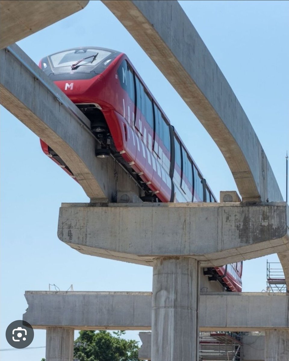 mfermincabral's tweet photo. POR LA TRANSPARENCIA Y OBJETIVIDAD EN CONTRATACIONES PÚBLICAS EN EL #FITRAM

A propósito del procedimiento de licitación pública para la construcción del monorriel de Santo Domingo por un monto de quinientos millones de dólares (US$500,000,000.00).

(Fase I del Monorriel de Santo Domingo referencia “Procedimiento de Licitación Pública FITRAM-CCC-LP-2025-0001”)

He tenido a bien verificar los documentos del Procedimiento de Licitación Pública FITRAM-CCC-LP-2025-0001. Dicha licitación es convocada por el Fideicomiso para el Desarrollo del Sistema de Transporte Masivo de la República Dominicana (FITRAM). En efecto, del contenido del pliego de condiciones aprobado para dicho proyecto se derivan varias cuestiones que resultan preocupantes. Cuestiones que no soportan un examen de legalidad y que, por ende, de no corregirse a tiempo, pueden poner seriamente en entredicho la objetividad e imparcialidad en ese procedimiento. 

Hablamos de un pliego de condiciones que, por un lado, restringe irracionalmente la concurrencia de oferentes, especialmente de empresas extranjeras, estableciendo un plazo de apenas 32 días hábiles para la presentación de ofertas; pero que, además, dispone en su literal a), de la cláusula 3.9, que la experiencia mínima requerida para un proyecto de esta envergadura, de esta complejidad, se puede probar o acreditar con la simple presentación de la copia certificada de un contrato que tenga el mismo objeto, esto es, que esté relacionado a un “proyecto de transporte ferroviario de tipo monorriel u otra modalidad ferroviaria de transporte público urbano”. De ahí que, por increíble que parezca, no se exige que se acredite la experiencia, como debe ser, con la ejecución misma de la obra de infraestructura, sino que con un simple contrato —que no prueba la ejecución de la obra— quedaría acreditada dicha experiencia.

Esto último es especialmente preocupante, pues parecería favorecer al consorcio adjudicatario de una obra de similares características en Santiago. Y, más grave aún, supondría una seria restricción para empresas extranjeras, que son las que más tienen que ofrecer en términos de experiencia. Todo lo anterior implica una violación a la Ley 340-06 y sus principios rectores.

@ComprasRD
@MinpreRD
@PresidenciaRD
@ContraloriaRD