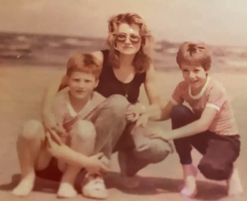 他的父亲弗拉基米尔是莫斯科的一名电信工程师。
他的母亲贝拉在高层公寓里抚养了两个儿子。
两位祖父都是军人,他们一直告诫人们:
“如果可以的话,你应该离开。”