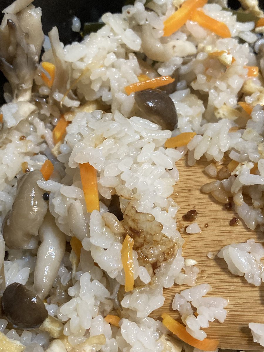 sayakartb's tweet photo. 季節を感じるご飯を食卓に出したいなーと思っていて、今朝はきのこご飯の牡蠣のっけ。#stube で炊いたのでおこげもできました。 https://t.co/ZUNYyrlhGs