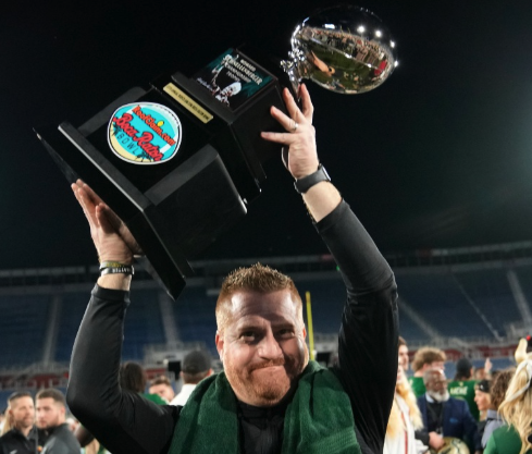 第一年:7胜6负,是全国最大的逆转之一。
公牛队在博卡拉顿碗比赛中以 45-0 击败雪城大学——这是碗赛历史上最大的零封比分。
戈莱什成为南佛罗里达大学历史上第一位在执教的前两个赛季就赢得碗赛的教练。