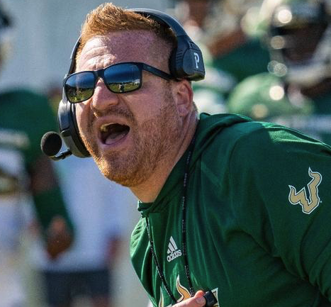 美国梦并非唾手可得。
对于那些渴望成功、愿意努力克服自身困境的人来说,这并非不可能。
戈莱什在红场观看坦克,一步一个脚印地建立起自己的生活,一次招募一名球员,一次制定战术——直到 400 美元变成了数百万美元。