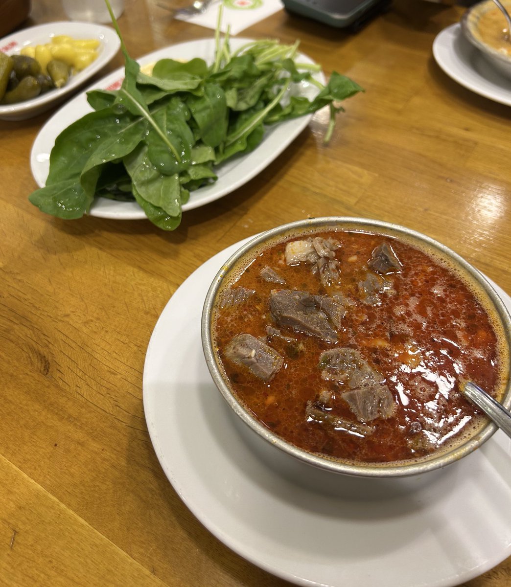 Bol acılı sarımsaklı kelle paça tam çorbacıların yerinde