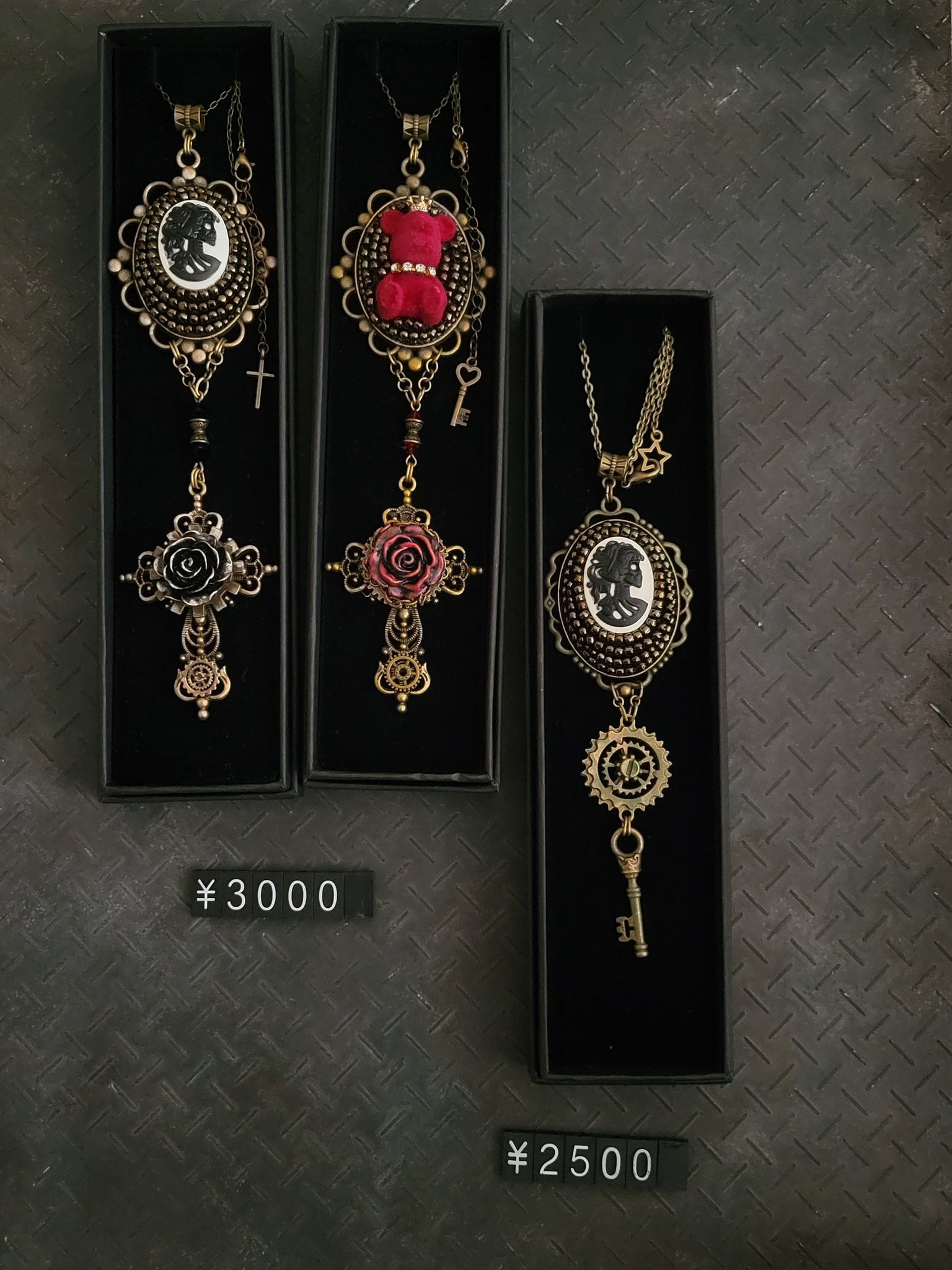 ma.macaron刺繍アートピース◆アスティエ・ド・ヴィラット＃ジョンデリアン eyezgear(あいず) on X: 