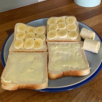 Agenna521's tweet photo. 🥮🍌 Freshly baked kumquat and banana cake! Sweet, rich and extremely fragrant 😋 Who wants to try it now 

#DessertLover #SweetTreat #Bananas https://t.co/ZoHs7yUOF6
