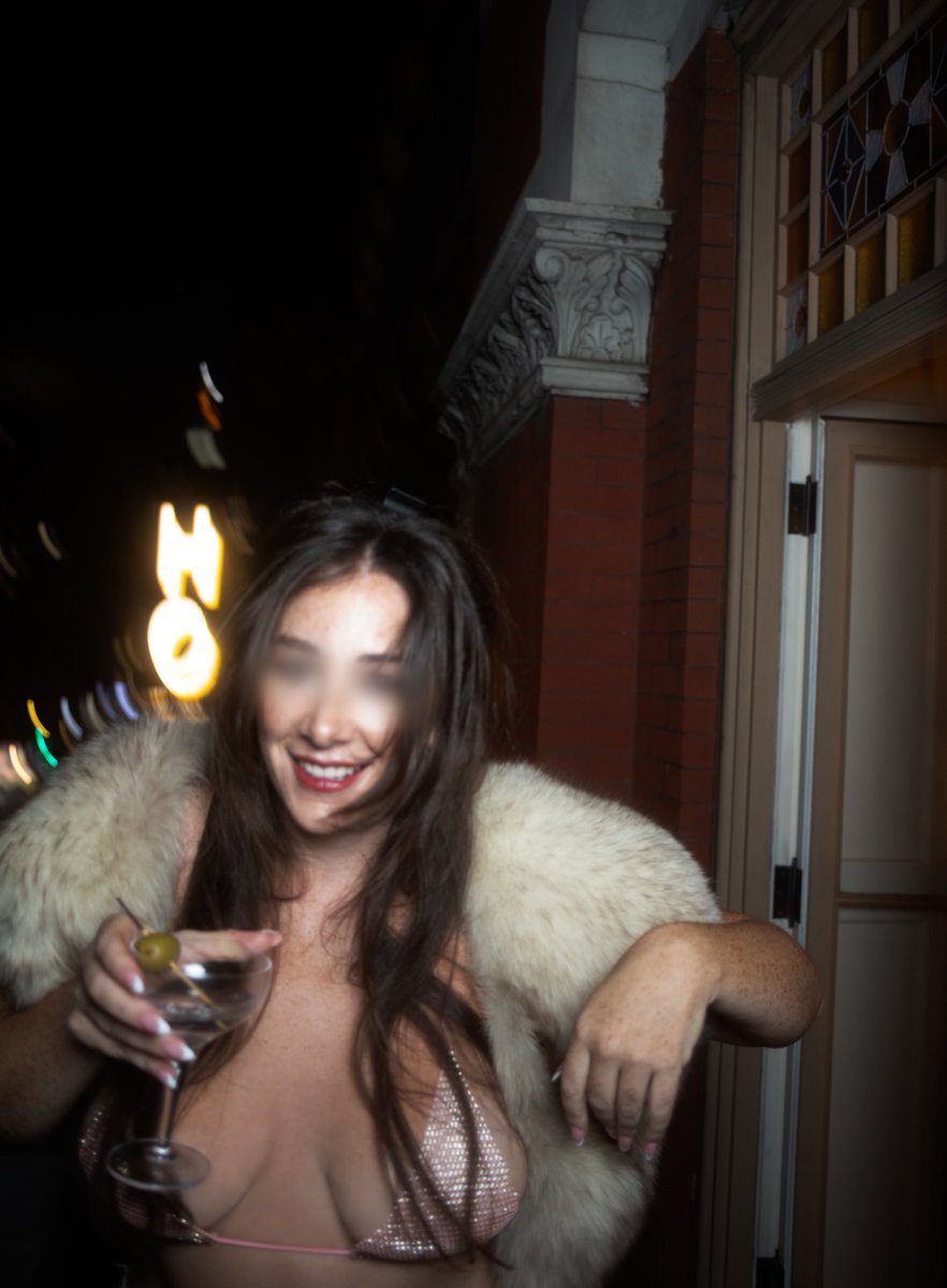 RosieRoseNYC's tweet photo. Meet me on the balcony? https://t.co/jyqy6fSyge