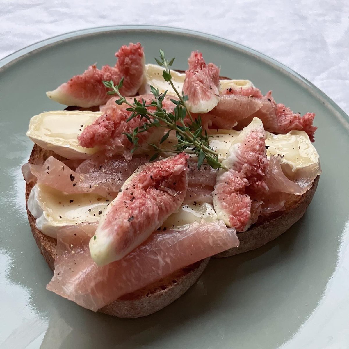 無花果、生ハム、カマンベール。

今日は転職して初めての遅番です。のんびり朝ごはんを食べてから行けるのイイね。