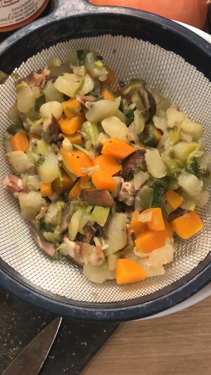 Ce que j'aime bien, c'est faire un bouillon avec les restes du frigo : je mets toutes les épluchures (légumes et viandes) dans un panier et les morceaux de légumes dans l'eau. Ensuite je mange les morceaux de légumes avec quelques morceaux de lard fumé 😻