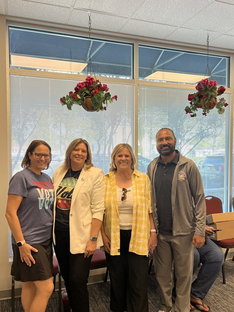 carolmurphyNJ's tweet photo. Today I joined the BCEA for their canvass kickoff! I’m honored to have so many dedicated teachers out knocking on doors to help elect Democrats across Burlington County. Thank you all for your incredible support! https://t.co/mvKdMRt4Qd