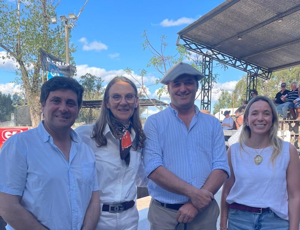 Con los Presidentes SAL, ARU, FRU! 

Qué lindo es ver en esta Expo Campanero 2025 en Minas el apoyo institucional con la presencia del Presidente de la Asociación Rural del Uruguay Rafael Ferber y el Presidente de la Federación Rural del Uruguay Rafael Normey.