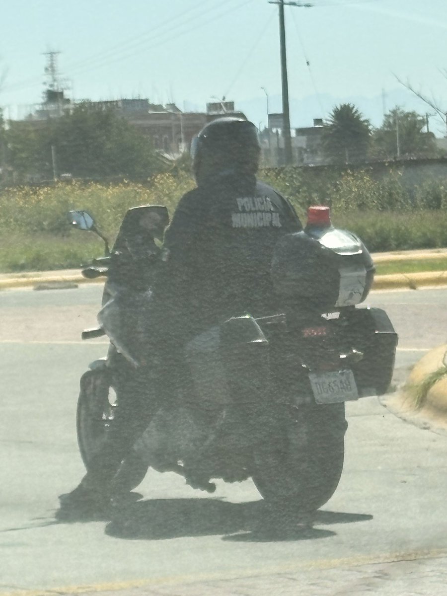 DaanielCamacho's tweet photo. Dice el elemento de la @DMSPDGO que a él le vale madre esperar el semáforo antes del paso peatonal! @josejoseantonio @DurangoCap https://t.co/fHIHPu5712