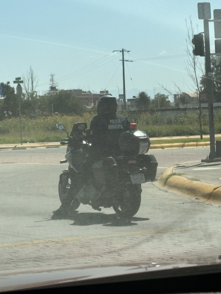 DaanielCamacho's tweet photo. Dice el elemento de la @DMSPDGO que a él le vale madre esperar el semáforo antes del paso peatonal! @josejoseantonio @DurangoCap https://t.co/fHIHPu5712