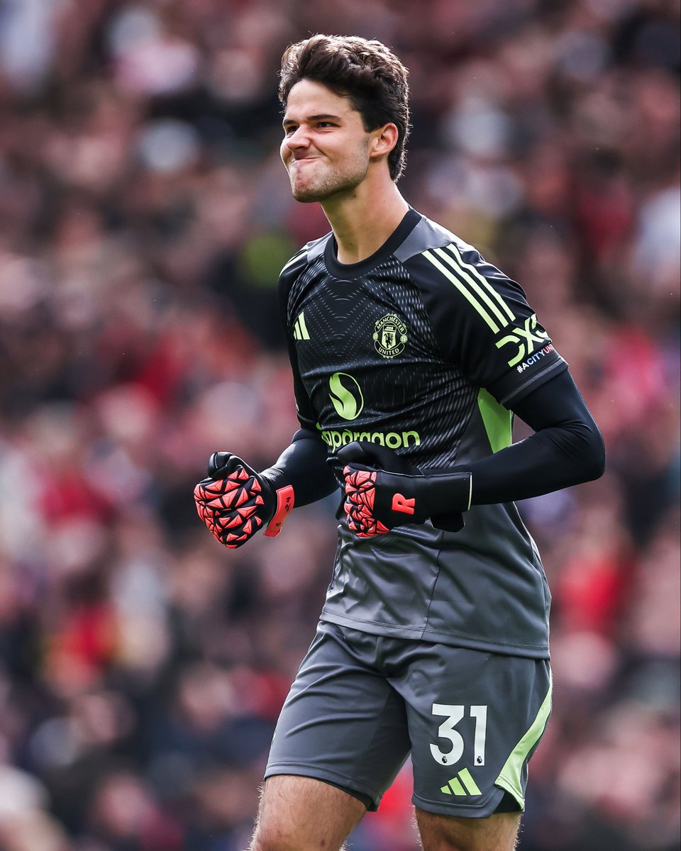 Skala 1-10, berapa nilai untuk debut Senne Lammens semalem? 👇🏻