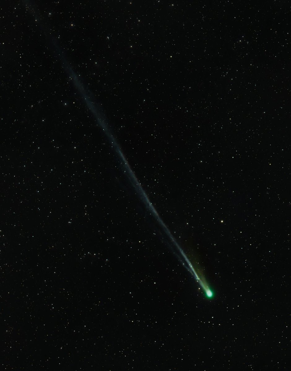 AJamesMcCarthy's tweet image. Here&apos;s what my 135mm camera lens captured this morning looking East before dawn: A spectacular comet, getting brighter every day.

This is the most active one I&apos;ve captured, with noticeable changes to the tail between shots! 

You can see where a chunk just broke off here!
