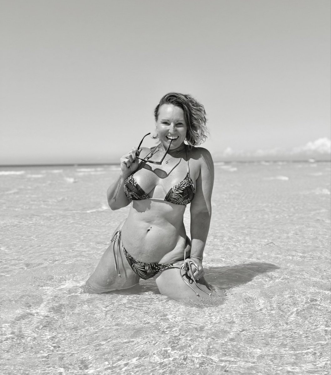 Love beach days in October!#milf #ofmilf #bikini #beach