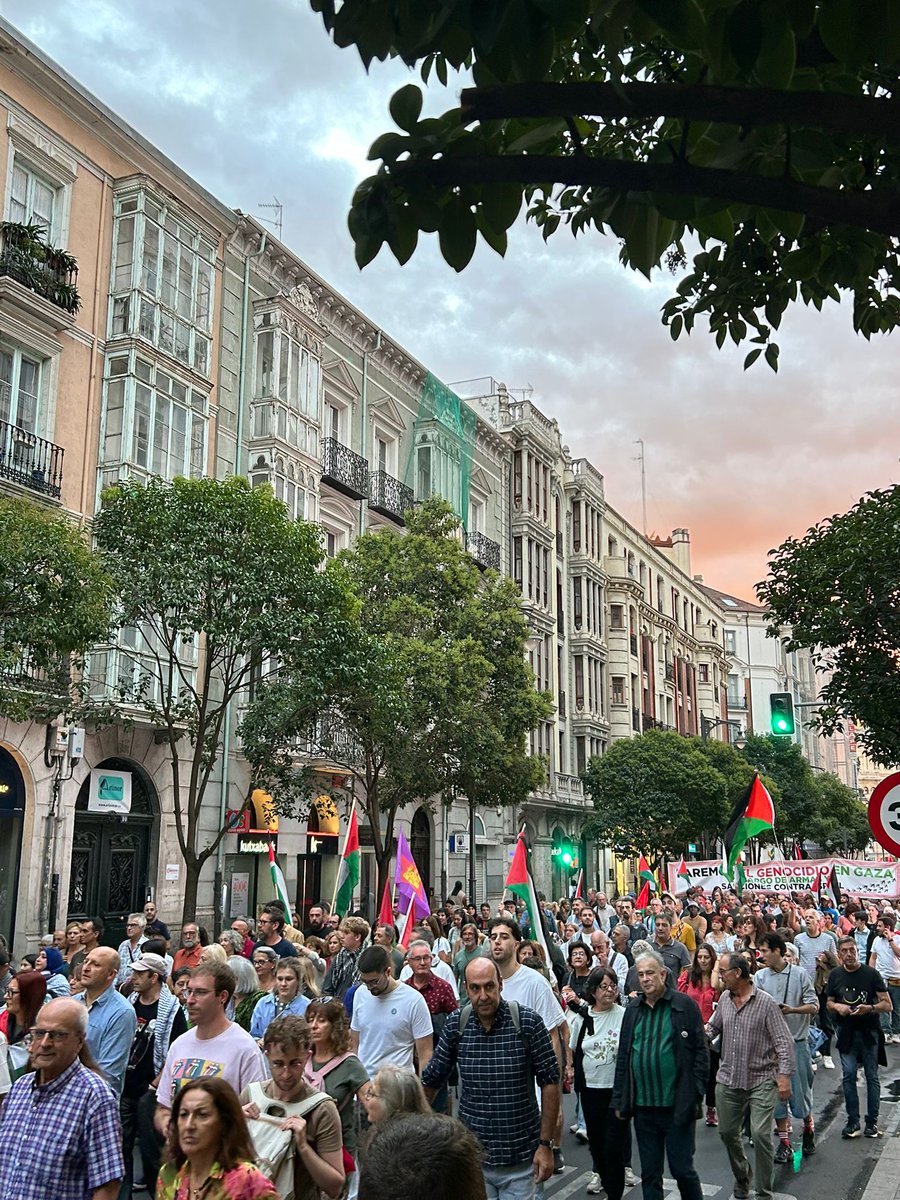 qué bonito es ver Valladolid así desde la distancia. 
esto no va de derechas o de izquierdas, esto va de humanidad y de empatía. nunca conseguirán apagar la voz del pueblo🙏🏼