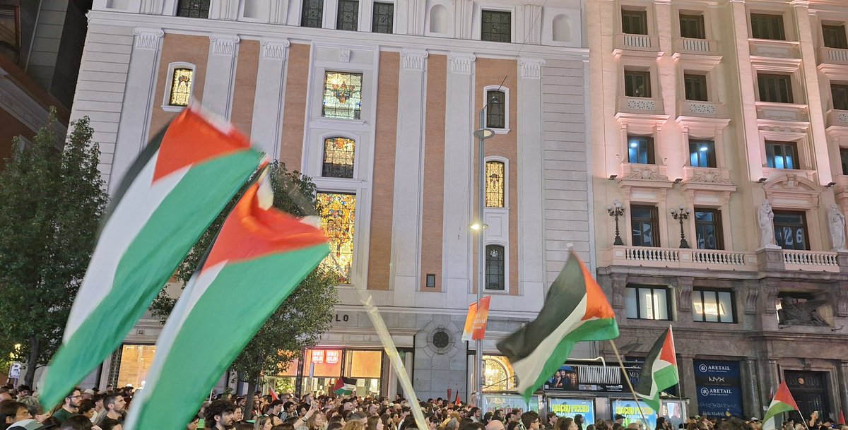IndignadoNum42's tweet photo. Gran Vía desbordada de solidaridad con el pueblo Palestino. Madrid se vuelca contra el genocidio en Gaza!!! https://t.co/F0zseTUKID