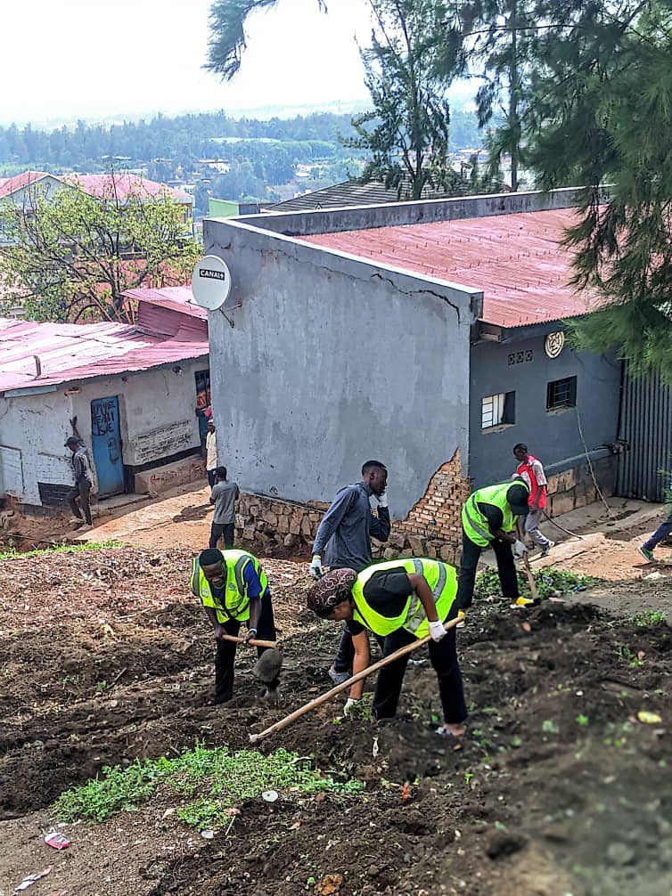 MuhimaRyvcp's tweet photo. Uyu munsi urubyiruko rw’abakorerabushake ba @muhima bakozwe igikorwa gitangiza ukwezi kwahariwe ubukorerabushake aho hubatse akarima kigikoni mu rwego rwo kwimakaza imirire myiza ndetse hakorwa mubukangurambaga bw’Isuku.
@CityofKigali @Kgl_Yvolunteers 
@REMA_Rwanda @Rwandapolice https://t.co/r6wVDRKbDA