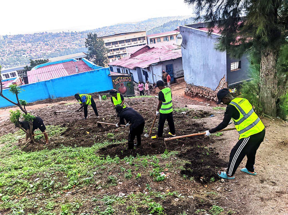 MuhimaRyvcp's tweet photo. Uyu munsi urubyiruko rw’abakorerabushake ba @muhima bakozwe igikorwa gitangiza ukwezi kwahariwe ubukorerabushake aho hubatse akarima kigikoni mu rwego rwo kwimakaza imirire myiza ndetse hakorwa mubukangurambaga bw’Isuku.
@CityofKigali @Kgl_Yvolunteers 
@REMA_Rwanda @Rwandapolice https://t.co/r6wVDRKbDA