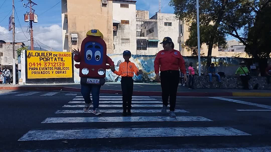 InttContigo's tweet photo. El INTT, en  conjunto con la Policía Nacional Bolivariana, conmemoran el Día Internacional de la Educación Vial, en un despliegue en la Av. Bolívar del municipio Valera, con el objetivo de  concienciar al pueblo sobre la importancia y el  respeto a las señales de tránsito. https://t.co/QqXL7jbymx