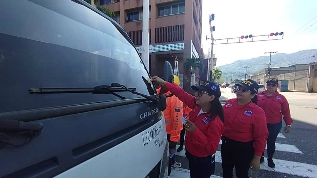 InttContigo's tweet photo. El INTT, en  conjunto con la Policía Nacional Bolivariana, conmemoran el Día Internacional de la Educación Vial, en un despliegue en la Av. Bolívar del municipio Valera, con el objetivo de  concienciar al pueblo sobre la importancia y el  respeto a las señales de tránsito. https://t.co/QqXL7jbymx