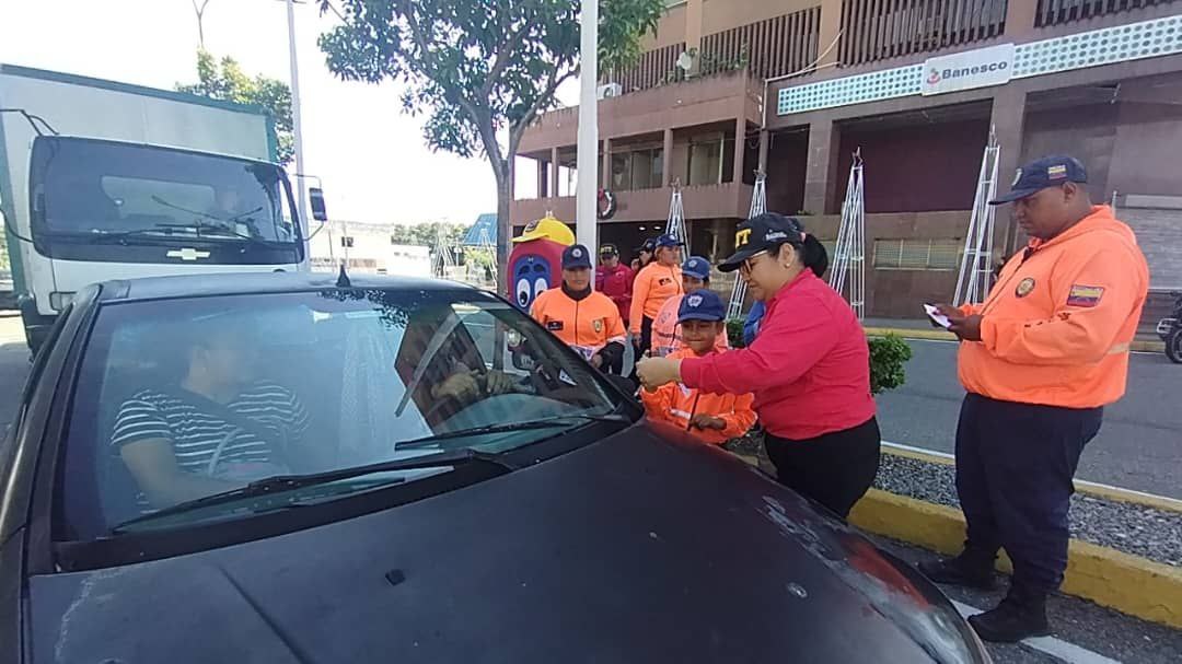 InttContigo's tweet photo. El INTT, en  conjunto con la Policía Nacional Bolivariana, conmemoran el Día Internacional de la Educación Vial, en un despliegue en la Av. Bolívar del municipio Valera, con el objetivo de  concienciar al pueblo sobre la importancia y el  respeto a las señales de tránsito. https://t.co/QqXL7jbymx