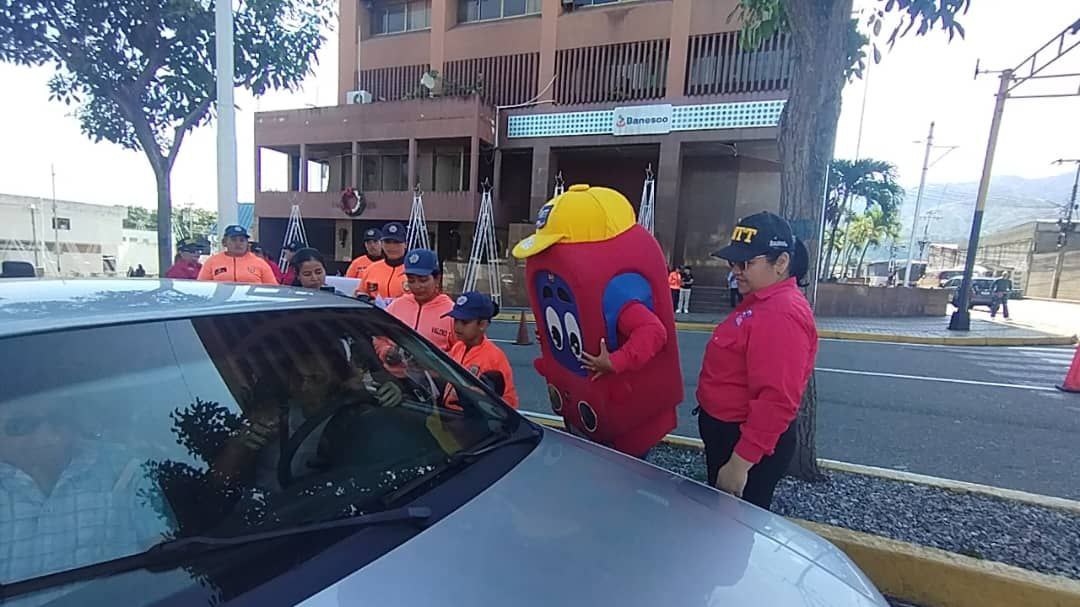 InttContigo's tweet photo. El INTT, en  conjunto con la Policía Nacional Bolivariana, conmemoran el Día Internacional de la Educación Vial, en un despliegue en la Av. Bolívar del municipio Valera, con el objetivo de  concienciar al pueblo sobre la importancia y el  respeto a las señales de tránsito. https://t.co/QqXL7jbymx