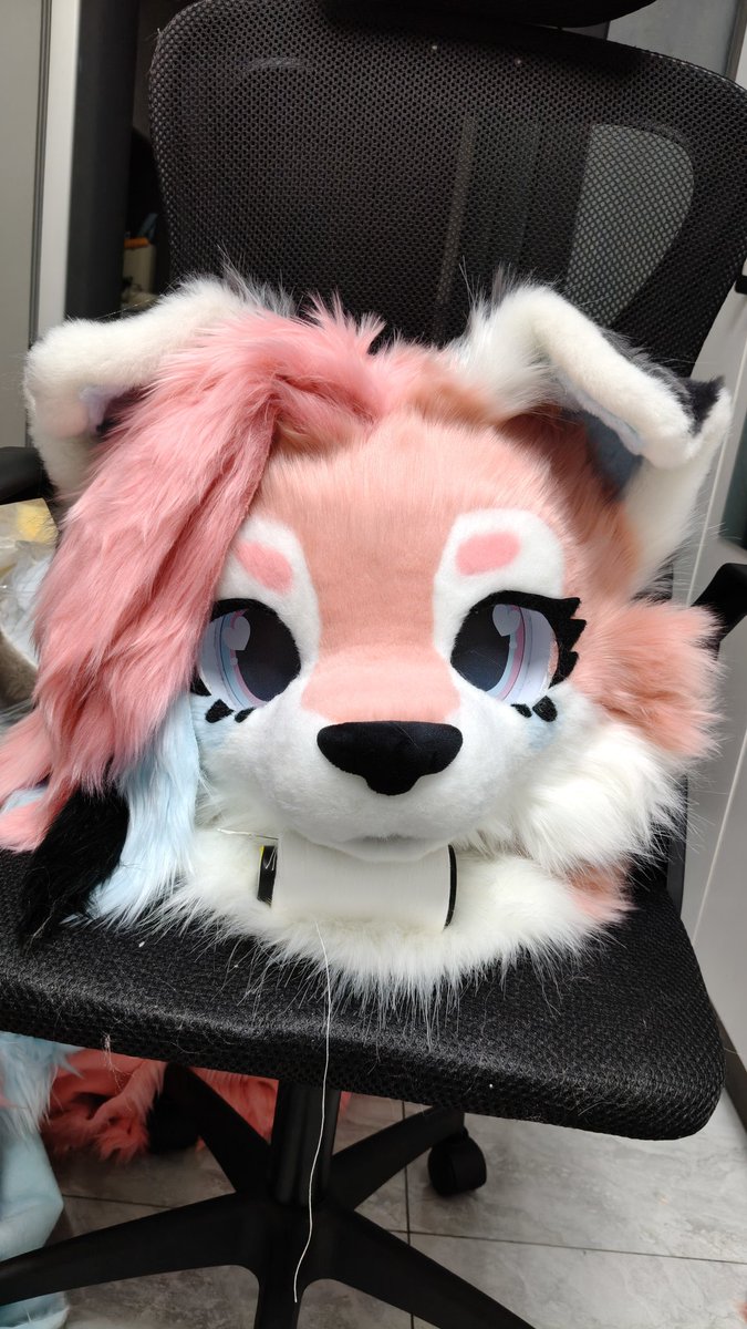She is for sale. If you are interested, you can contact me.
The selling price is $1,100. I will make claws and tails after someone buys them. The price does not include freight, and installment payment is accepted.
#fursuitHead  #fursuit #fursuitpartial #furry
