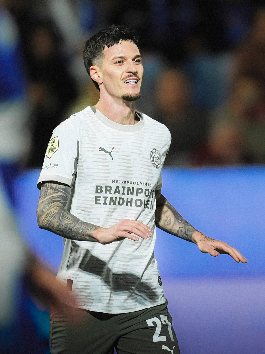 PSV's tweet image. Dennis nets his first for PSV! 😍🇷🇴

#PECPSV