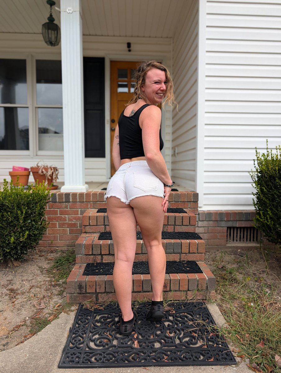 stellanovaxx's tweet photo. Out and about on this beautiful Saturday 😍 
#StellaNova #cutegirl #onlyfans https://t.co/hUq1kRimAW