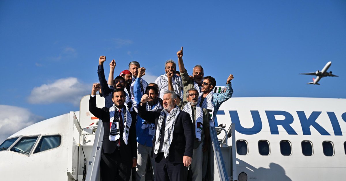 Sumud Filosu kahramanlarının ülkemize getirilmiş olması büyük bir memnuniyet vesilesidir.

Cesaretleriyle insanlığa örnek olan bu yürekli insanlar, bir kez daha vicdanın sınır tanımadığını gösterdiler.

Her birini cesaretlerinden ötürü ayrı ayrı tebrik ediyorum.

 #SumudForGaza