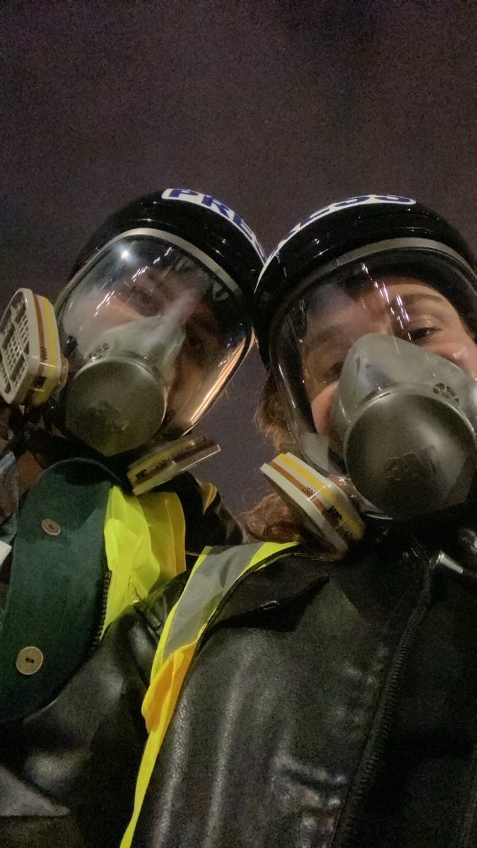 🙏🏻🇬🇪Tohle jsou moje kamarádky, novinářky Nino a Nino.

Už jsou v poli — s plynovými maskami, uprostřed protestů v Tbilisi.

Taková je realita gruzínských médií v roce 2025.